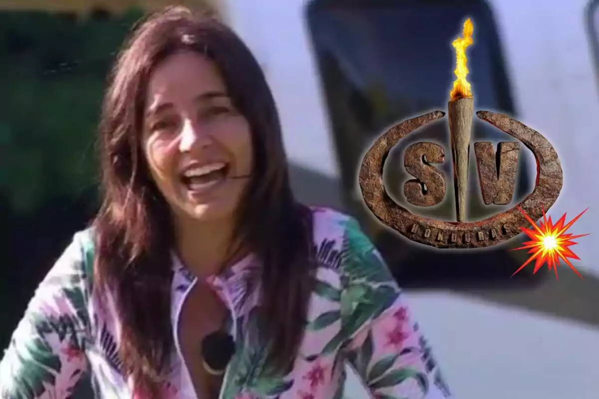 Carmen Alcayde sonriente con un micrófono en la oreja, vistiendo una camisa colorida con estampado floral, junto al logo de un programa de televisión que incluye una antorcha y las letras "SV".