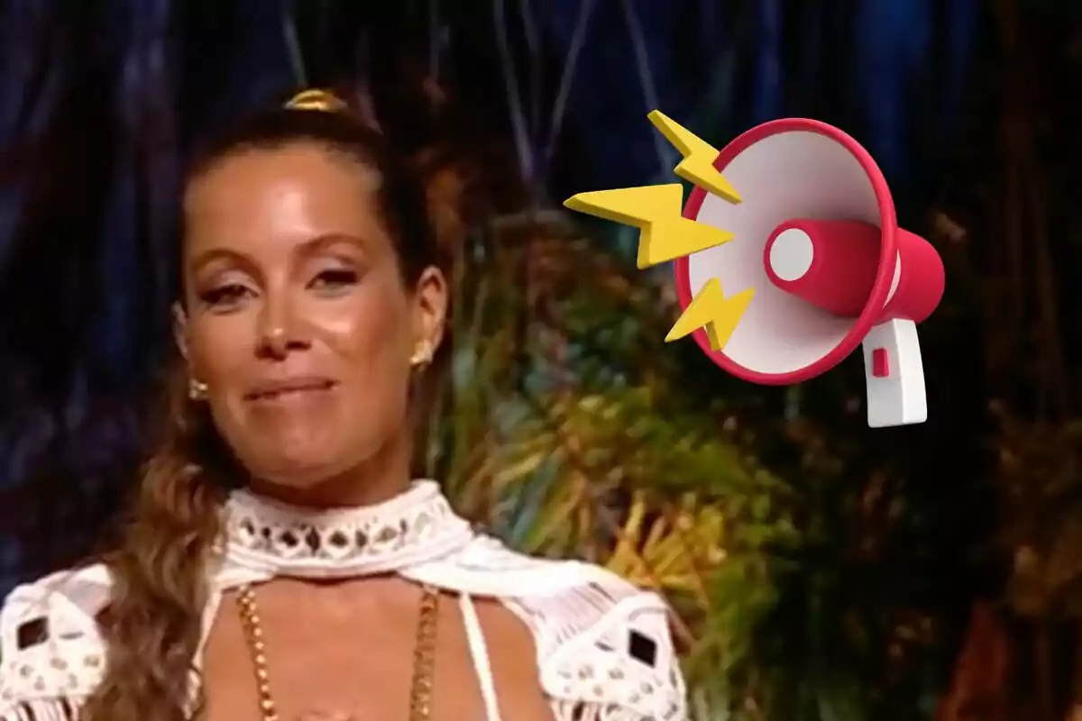 Laura Madrueño con vestido blanco y micrófono de megáfono rojo con rayos amarillos sobre fondo de vegetación