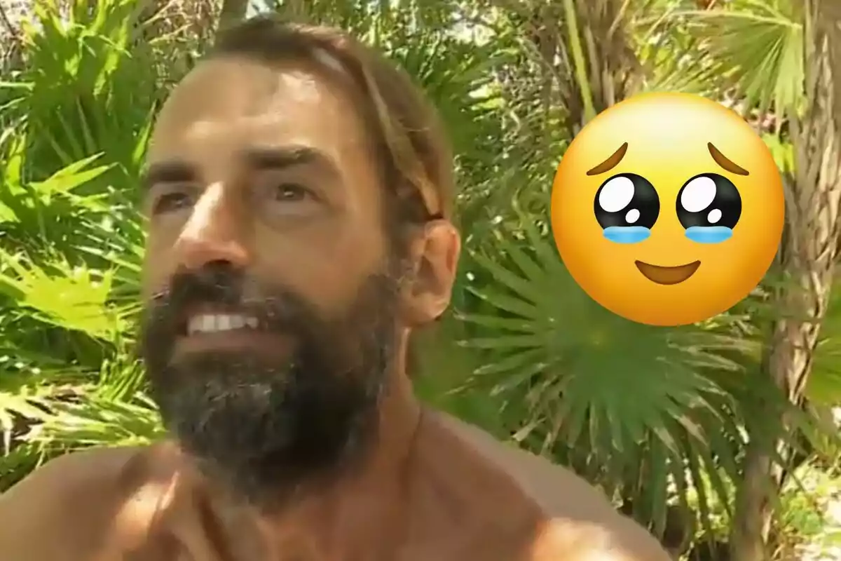 Álex Adrover sonríe al aire libre rodeado de vegetación mientras un emoji con ojos llorosos aparece a su lado.