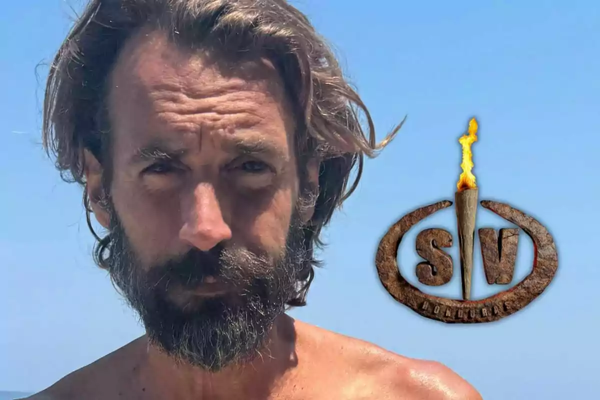 Álex Adrover está al aire libre con un logotipo de "SV" al lado.