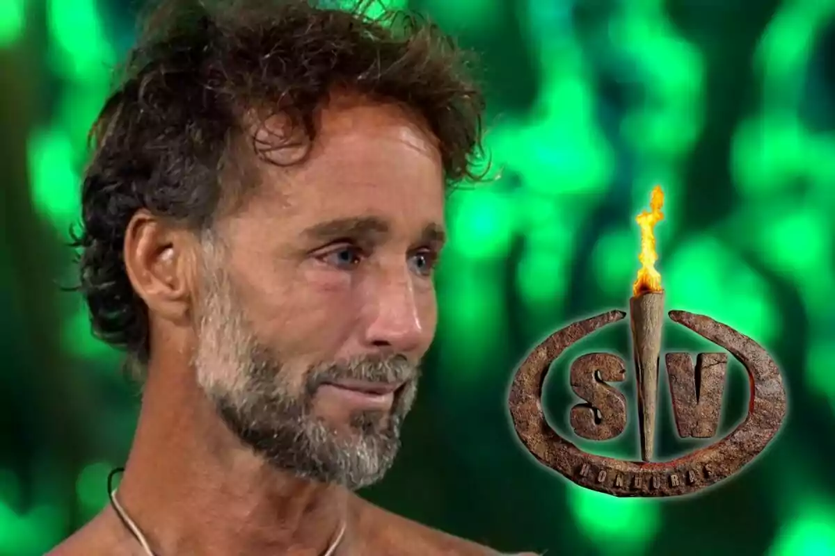 Álvaro Muñoz Escassi con expresión emotiva sobre un fondo verde y el logo de un reality show con una antorcha encendida