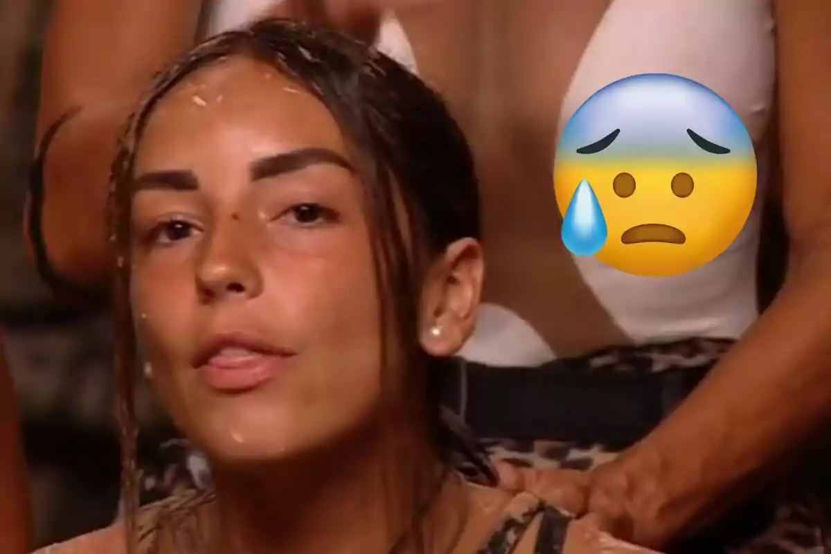 Anita con expresión seria y gotas en la cara mientras un emoji de tristeza aparece a su lado