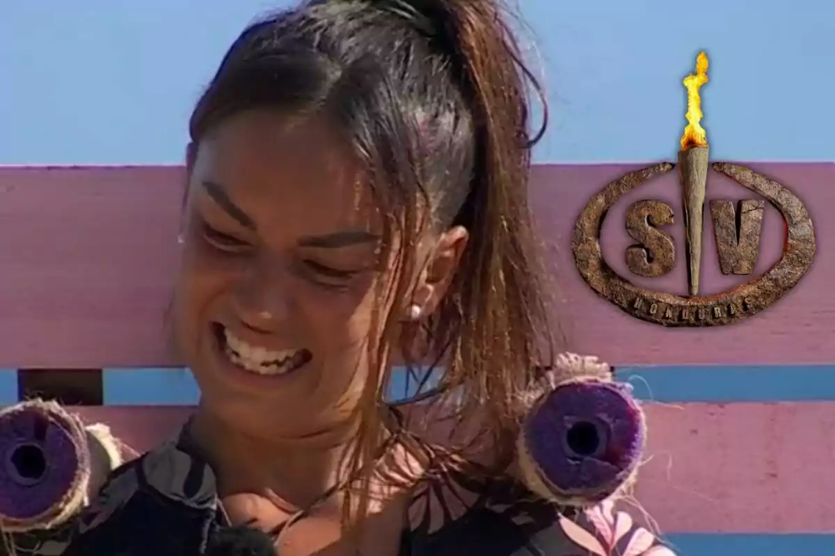 Anita con expresión de esfuerzo o concentración, con un fondo azul y rosa y un logotipo de un programa de televisión en la esquina.