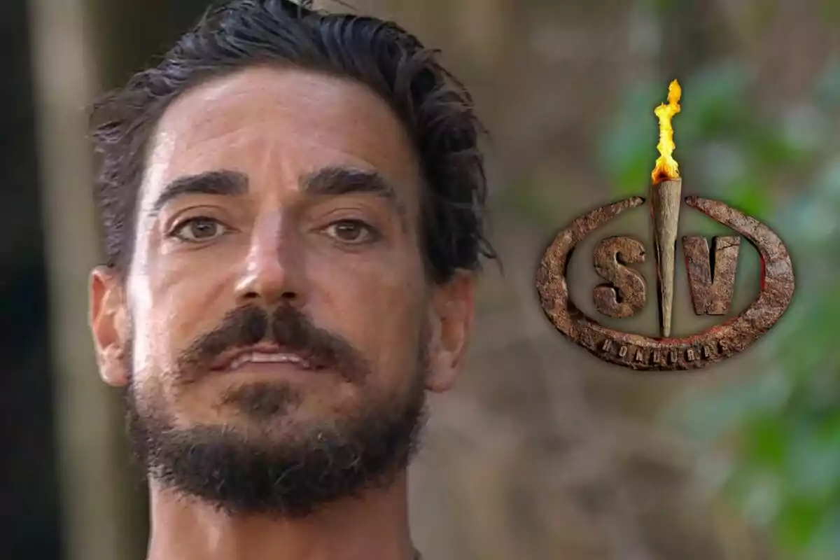 Damián Quintero aparece en primer plano junto al logotipo de un programa de televisión con una antorcha encendida.