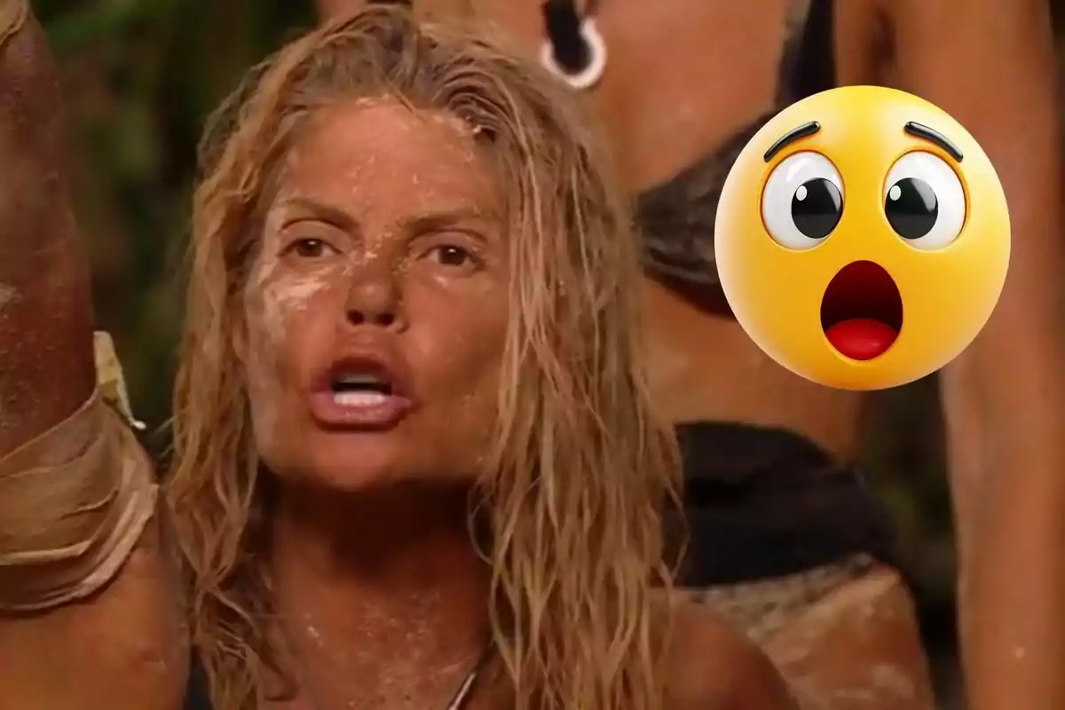 Makoke con el rostro cubierto de arena parece estar hablando con intensidad mientras un emoji de sorpresa flota a su lado.