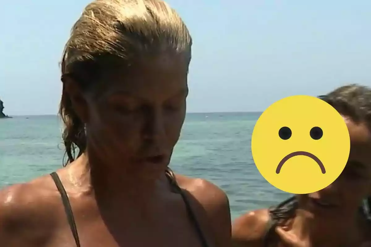 Makoke en la playa con un emoji de cara triste cubriendo el rostro de una de ellas.