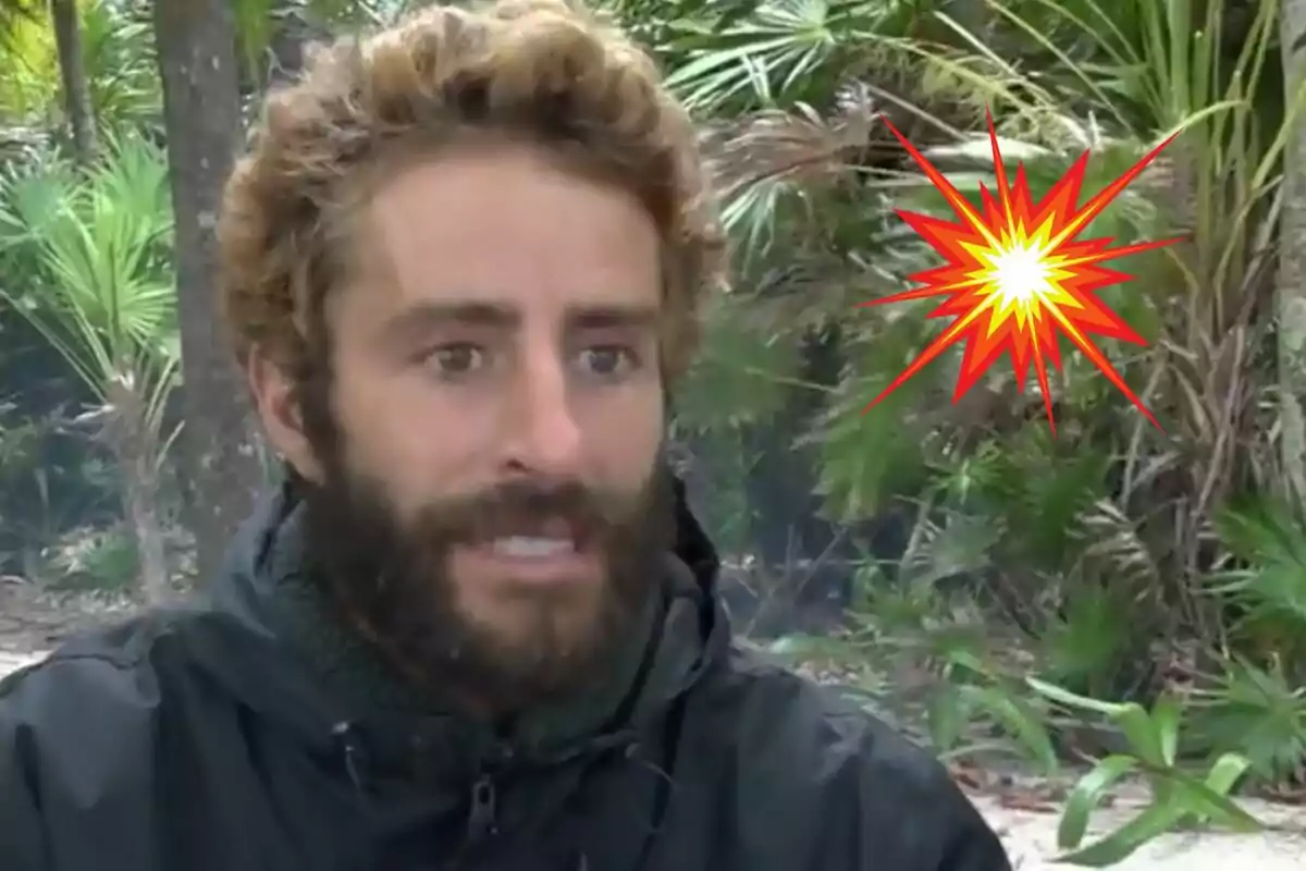 Pelayo Díaz está en un entorno selvático con un efecto gráfico de explosión a su lado.