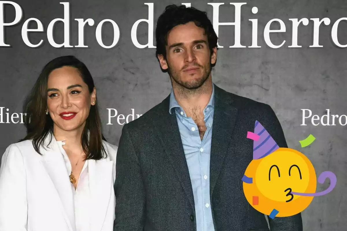 Tamara Falcó e Íñigo Onieva posando frente a un fondo con el texto "Pedro del Hierro" y un emoji de celebración en la esquina inferior derecha.