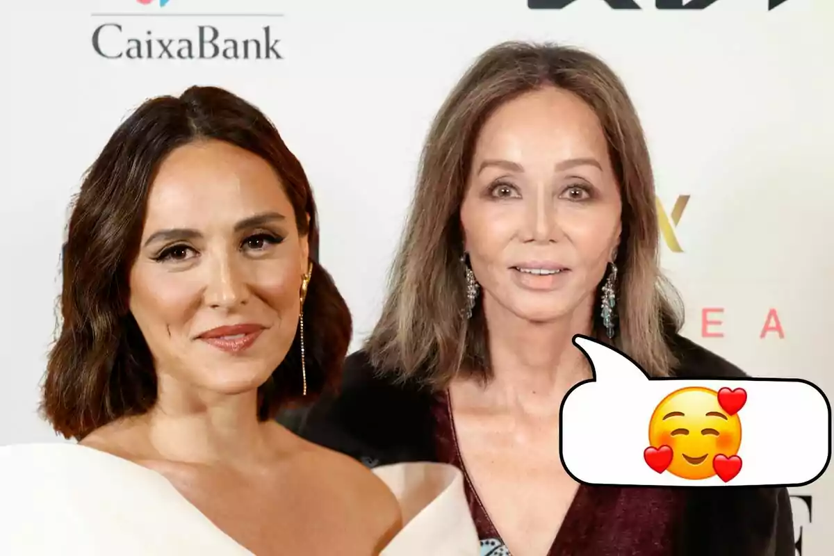 Tamara Falcó e Isabel Preysler posando juntas en un evento con un logotipo de CaixaBank en el fondo y un emoji de cara sonriente con corazones en una burbuja de diálogo.