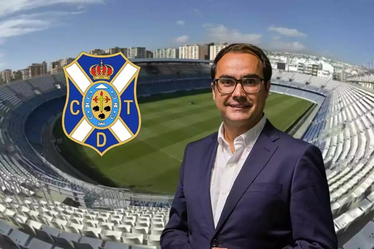 Un hombre con gafas y traje oscuro está de pie frente a un estadio de fútbol vacío con el escudo del Club Deportivo Tenerife superpuesto.