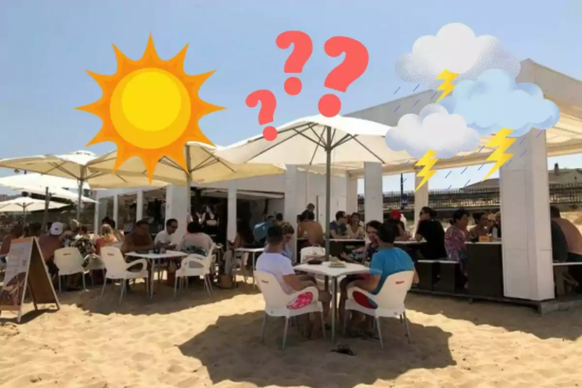 Una terraza en la playa, con varias personas sentadas