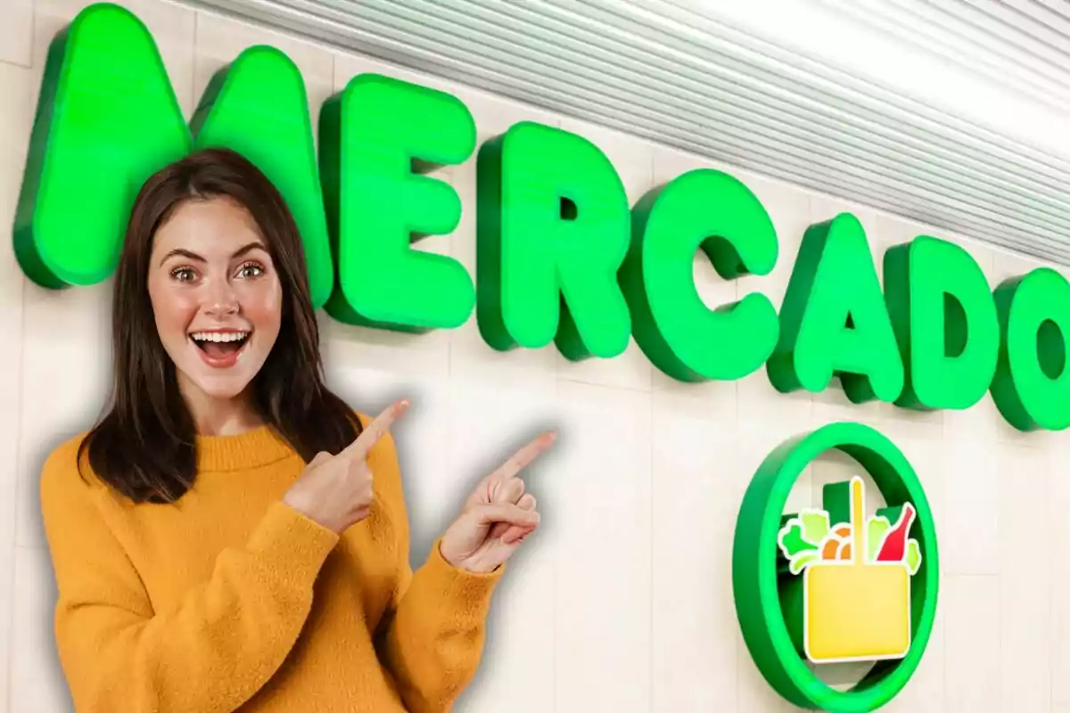 Una persona sonriente con un suéter amarillo señala un letrero verde que dice "MERCADO" junto a un logotipo de bolsa de compras.