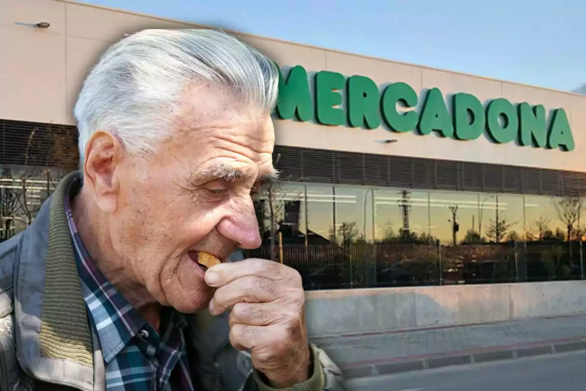 Un hombre mayor comiendo algo frente a un supermercado Mercadona.