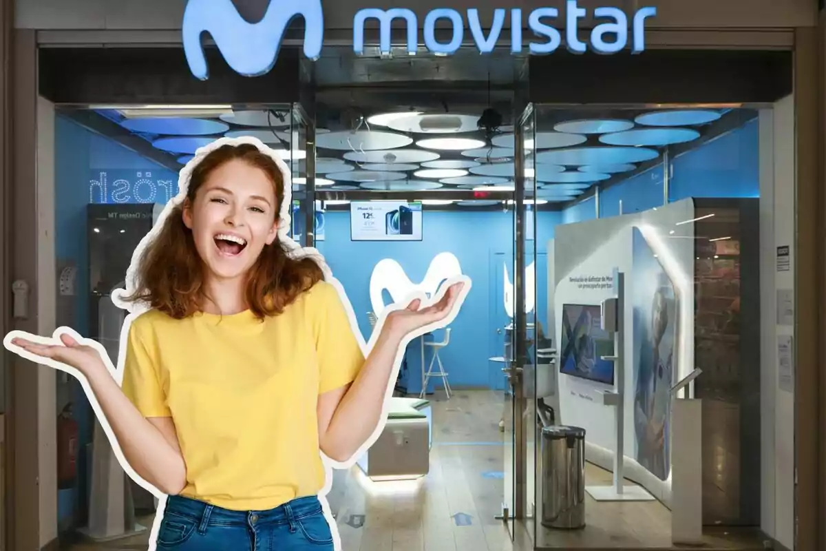 Una mujer sonriente con camiseta amarilla está frente a una tienda de Movistar. Una mujer sonriente con camiseta amarilla está frente a una tienda de Movistar.