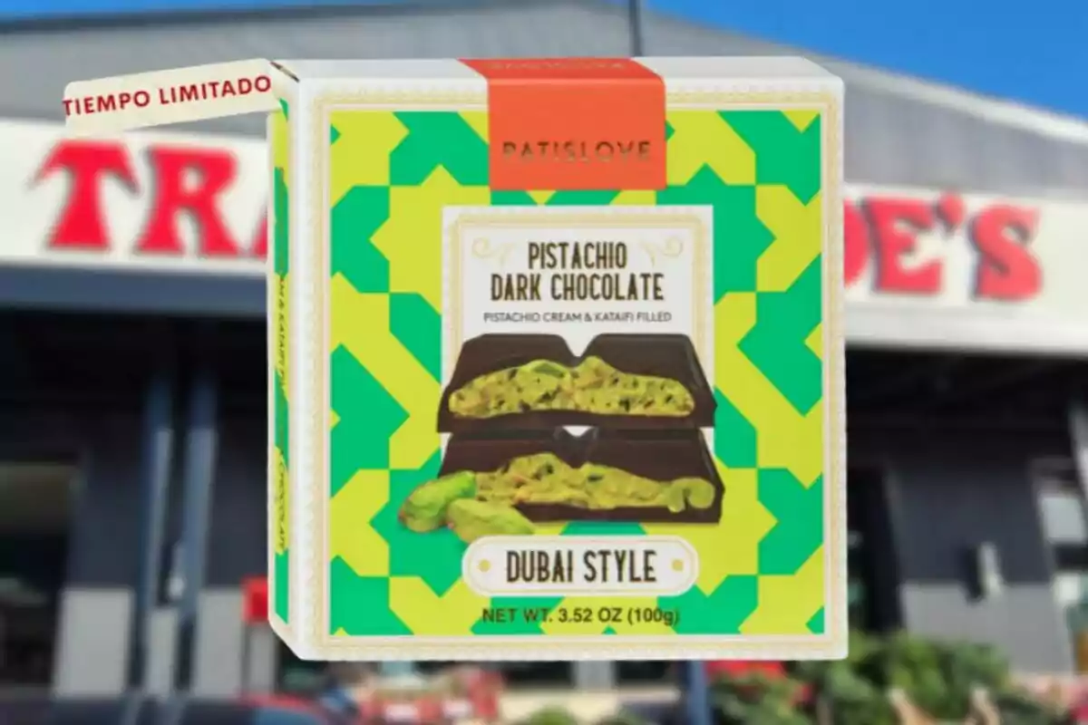 Caja de chocolate oscuro con pistache estilo Dubái de edición limitada frente a una tienda Caja de chocolate oscuro con pistache estilo Dubái de edición limitada frente a una tienda