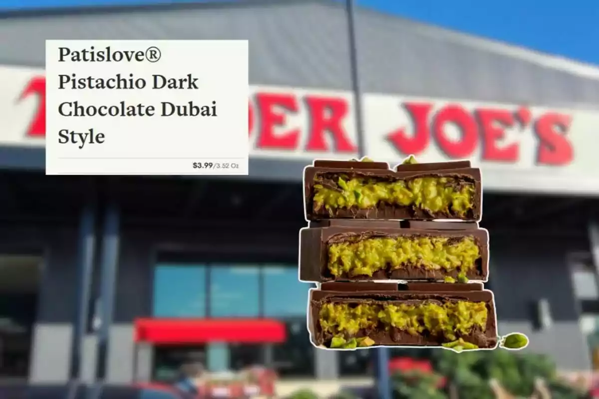 Barra de chocolate oscuro rellena de pistache con el letrero de una tienda Trader Joe's de fondo y una etiqueta que muestra el nombre y precio del producto Barra de chocolate oscuro rellena de pistache con el letrero de una tienda Trader Joe's de fondo y una etiqueta que muestra el nombre y precio del producto