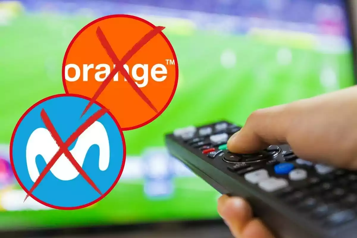 Una mano sosteniendo un control remoto frente a una pantalla de televisión con los logotipos de Orange y Movistar tachados en rojo.