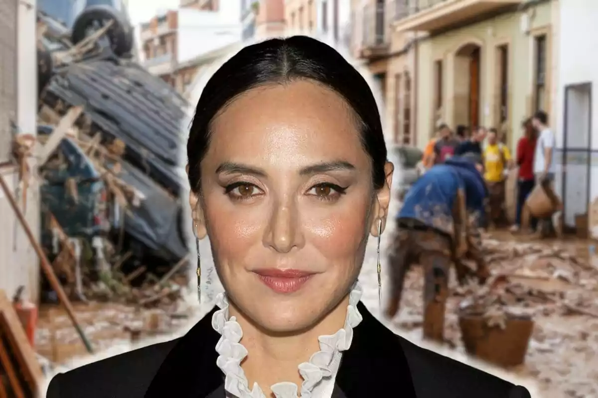 Tamara Falcó con cabello oscuro y maquillaje elegante está frente a un fondo de una calle con escombros y personas trabajando.