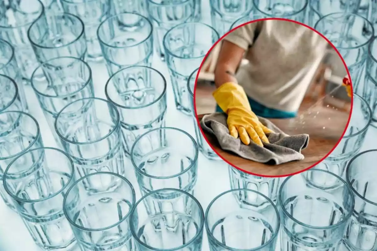 Una colección de vasos de vidrio con un recuadro que muestra a una persona limpiando una superficie con guantes amarillos. Una colección de vasos de vidrio con un recuadro que muestra a una persona limpiando una superficie con guantes amarillos.