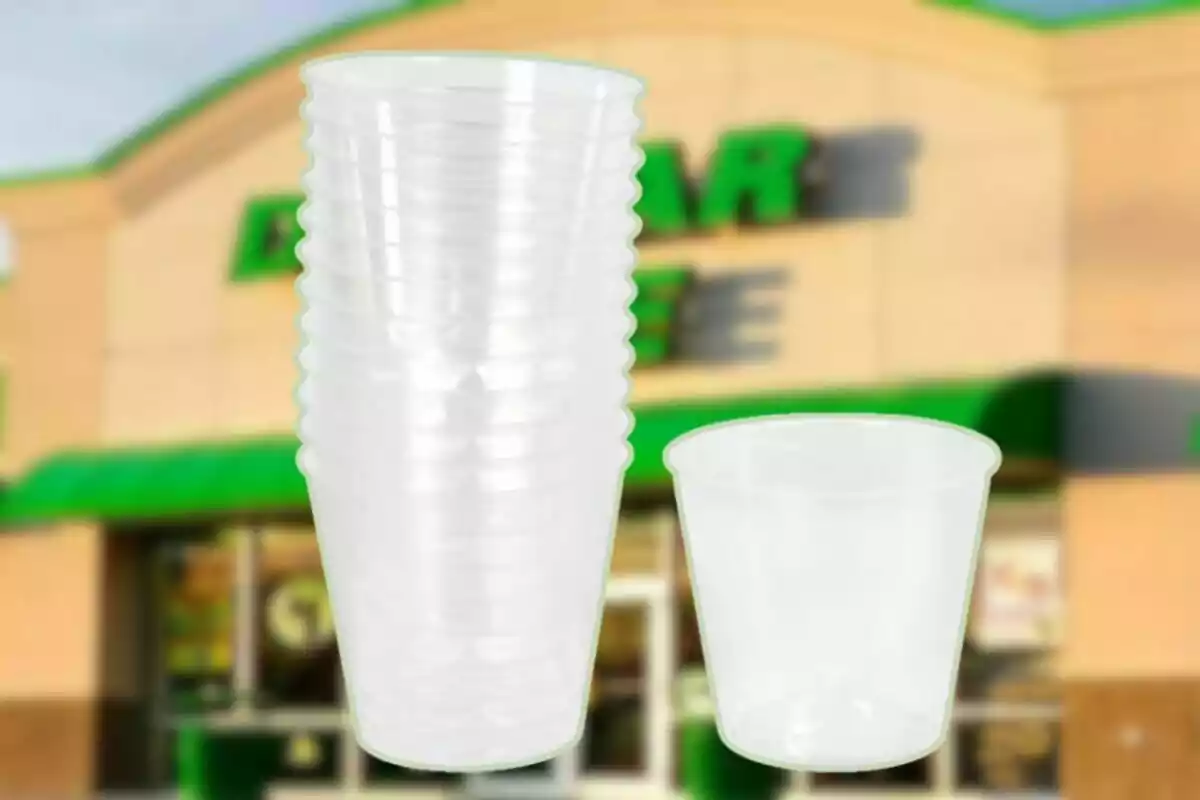 Vasos de plástico transparentes apilados junto a un vaso individual con una tienda de fondo desenfocado Vasos de plástico transparentes apilados junto a un vaso individual con una tienda de fondo desenfocado