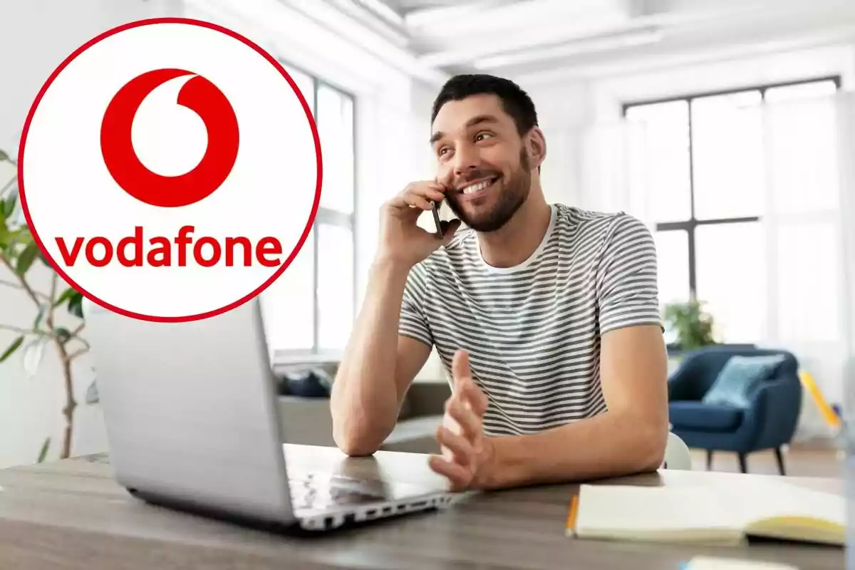 Un hombre habla por el móvil delante del ordenador, y en el círculo, el logo de Vodafone