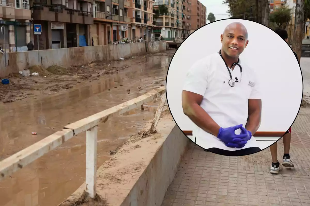 Una calle inundada con barro y escombros en un entorno urbano con un recuadro que muestra a un hombre con uniforme médico y guantes azules.