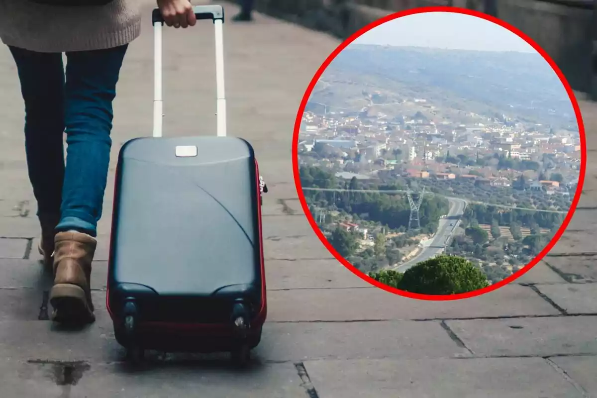 Una persona camina por una calle empedrada mientras arrastra una maleta con ruedas; en un círculo rojo se muestra una vista panorámica de una ciudad rodeada de colinas y vegetación.