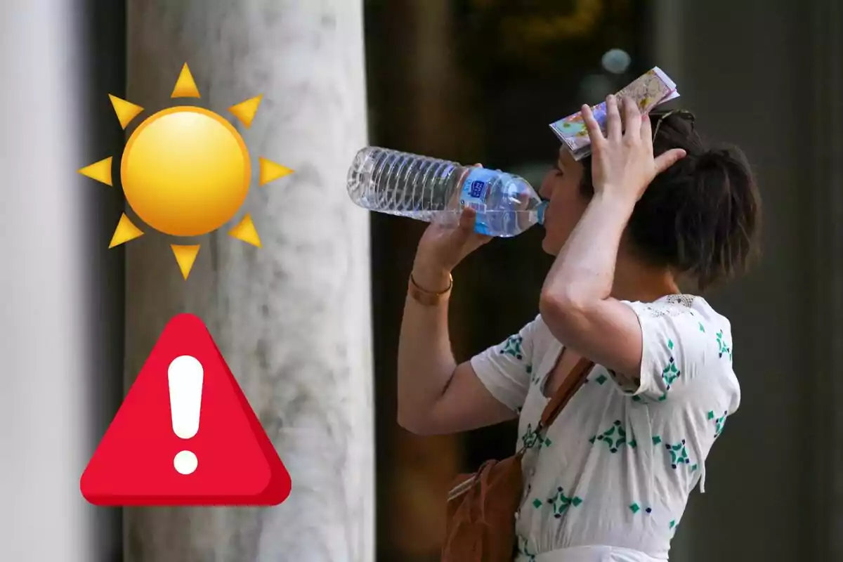 Mujer bebiendo agua y cubriéndose la cabeza con un papel mientras hay un sol y una señal de advertencia, representando precaución por calor extremo. Mujer bebiendo agua y cubriéndose la cabeza con un papel mientras hay un sol y una señal de advertencia, representando precaución por calor extremo.