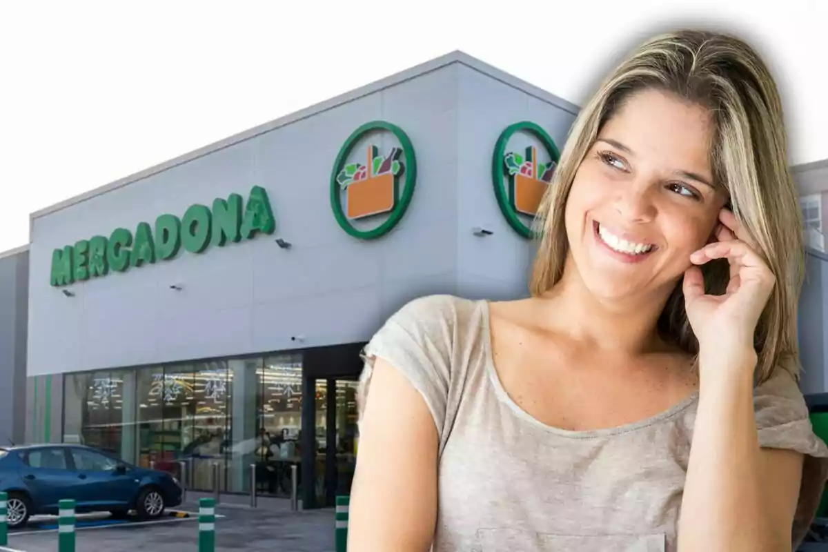 Una mujer sonriente frente a un supermercado Mercadona.