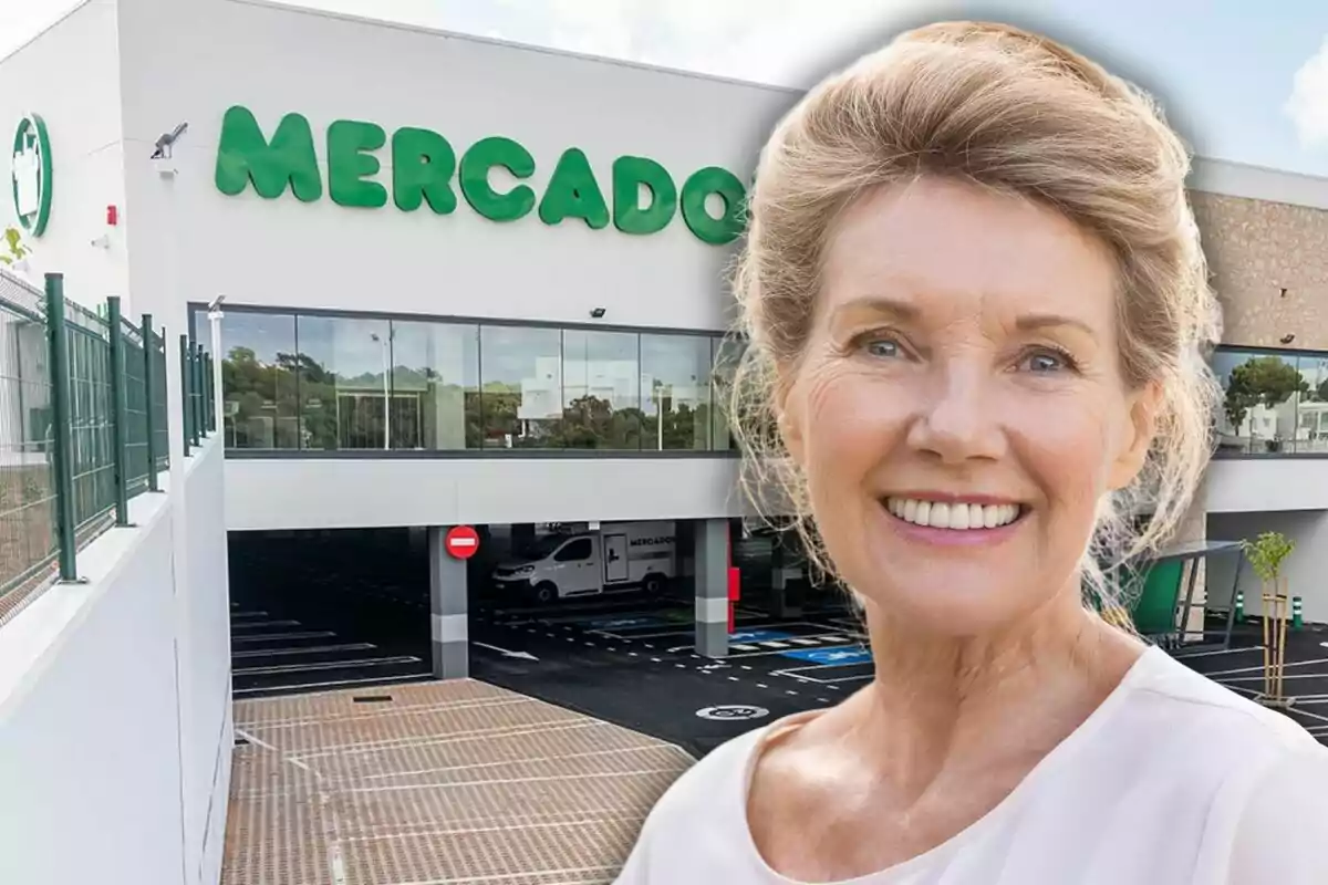 Mujer sonriente frente a la entrada de un supermercado Mercadona