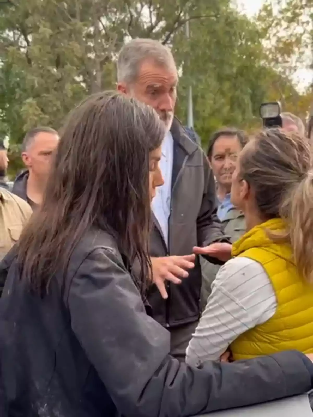 Los reyes de España hablan con una valenciana afectada por la DANA en la visita oficial a Paiporta.