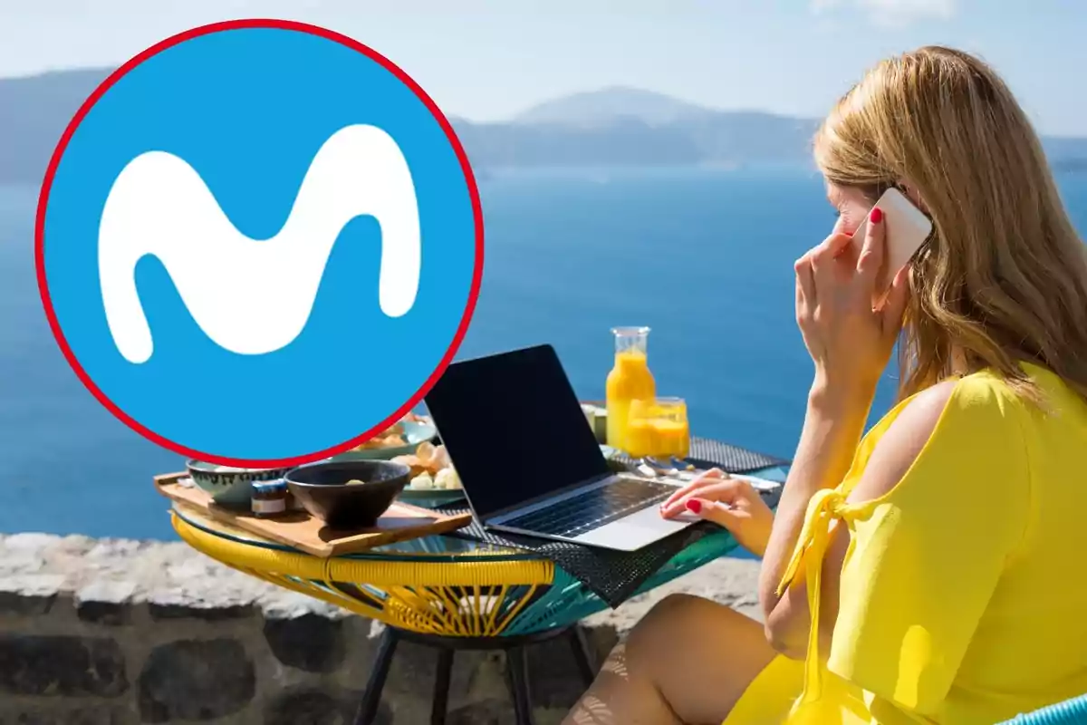Una mujer con vestido amarillo hablando por teléfono mientras trabaja en una laptop al aire libre con vista al mar, con el logo de Movistar superpuesto en la imagen.