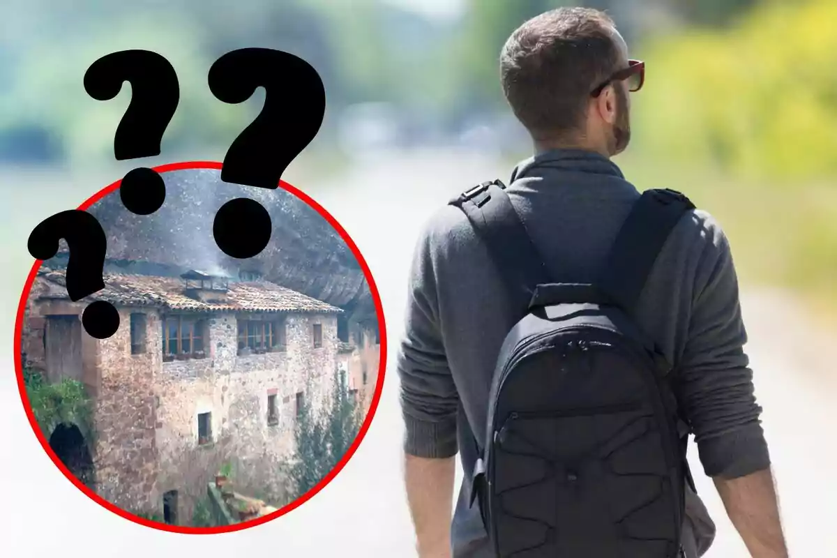 Un hombre con mochila camina por un camino mientras observa una imagen circular de una casa antigua con signos de interrogación superpuestos.