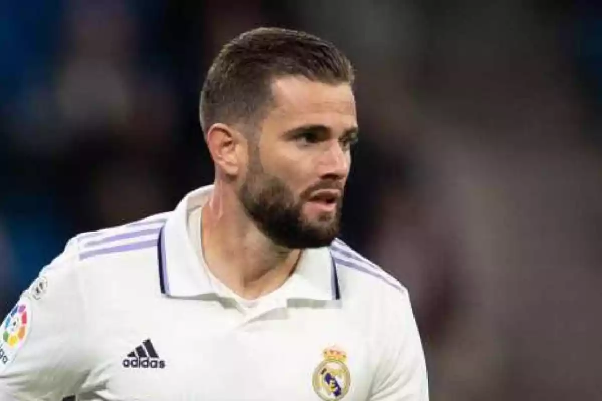 Jugador de fútbol con camiseta del Real Madrid en el campo de juego.