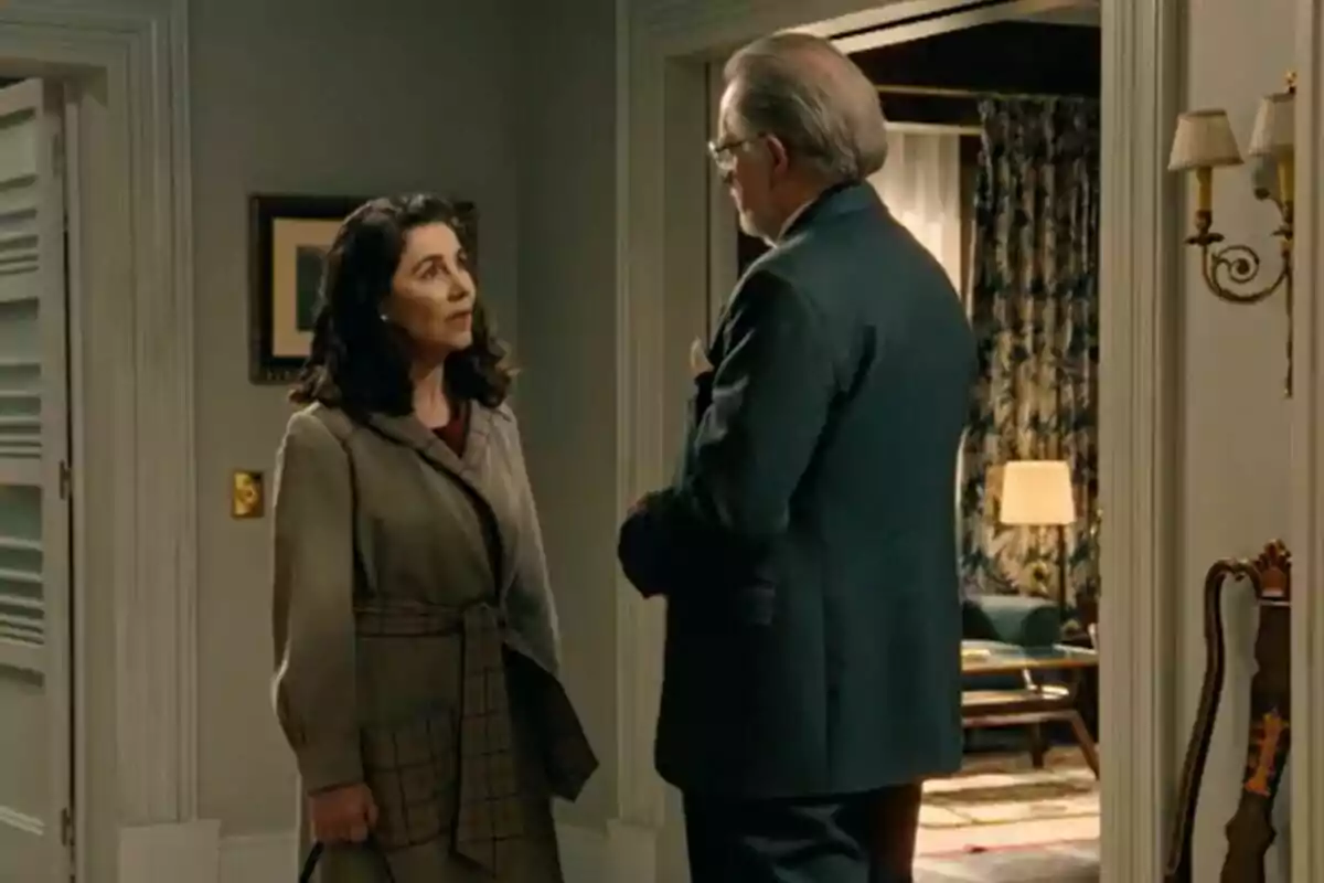 Ana Fernández y Nancho Novo conversan en una sala decorada con muebles clásicos y una lámpara de pie en Sueños de Libertad. Ana Fernández y Nancho Novo conversan en una sala decorada con muebles clásicos y una lámpara de pie en Sueños de Libertad.