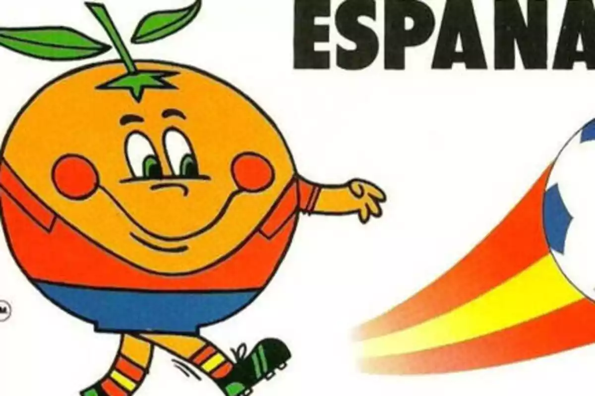 Dibujo de una naranja con cara sonriente, vestida con uniforme de fútbol, pateando un balón con la palabra "España" en la parte superior.