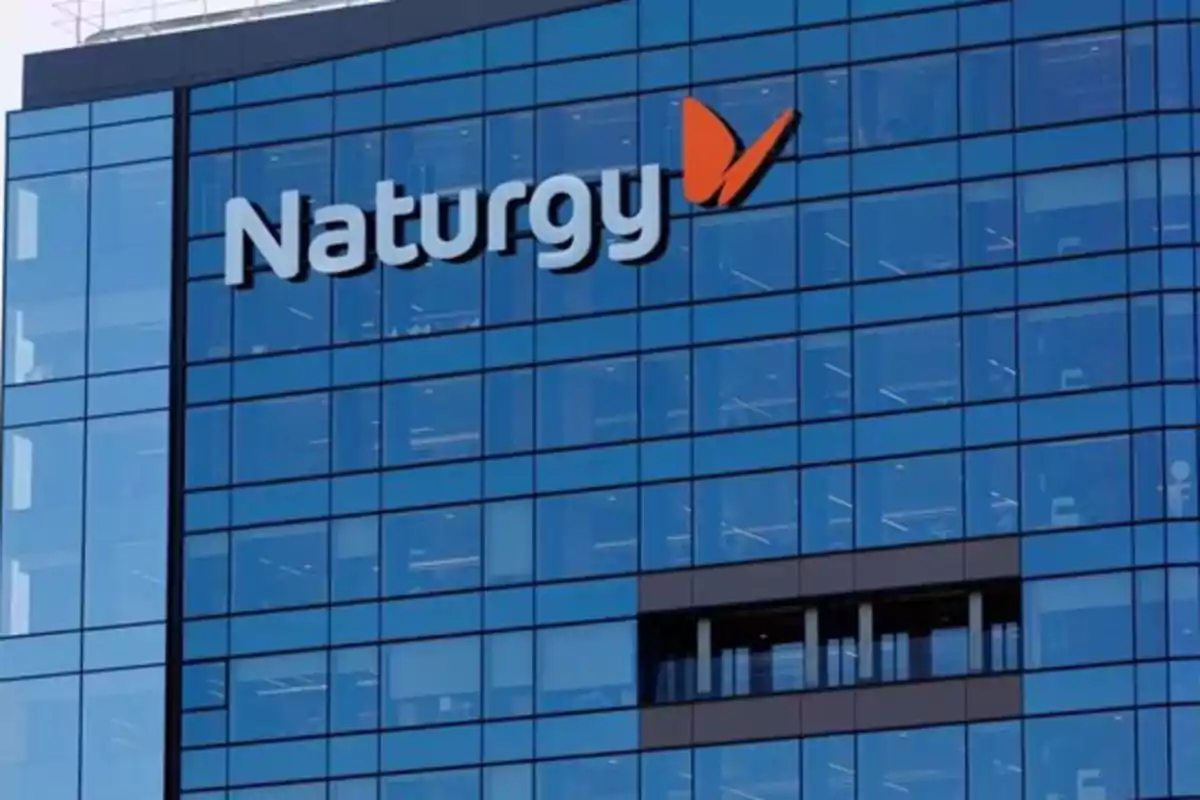 Edificio de oficinas con el logotipo de Naturgy en la fachada.