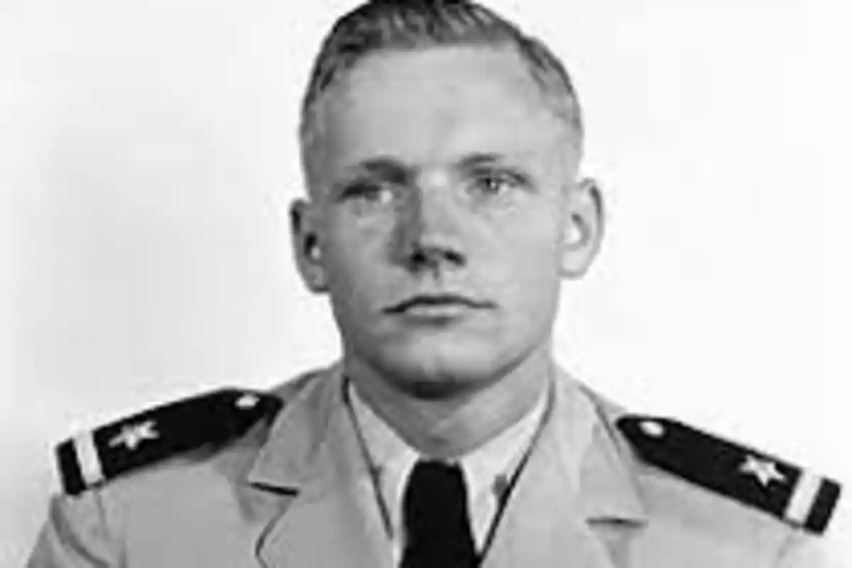 Retrato en blanco y negro de un hombre joven con uniforme militar.