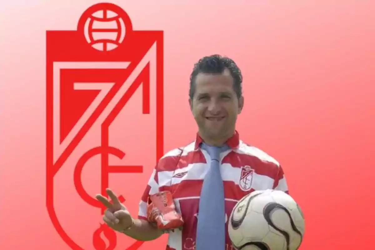 Hombre con camiseta del Granada CF sosteniendo un balón de fútbol y una bolsa de papas, haciendo el signo de la paz, con el logo del club de fondo.