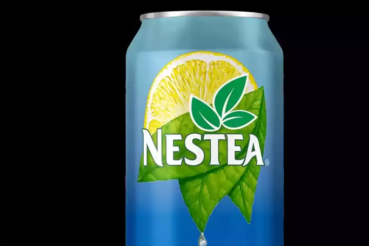 Lata de Nestea con diseño de limón y hojas verdes sobre fondo negro.