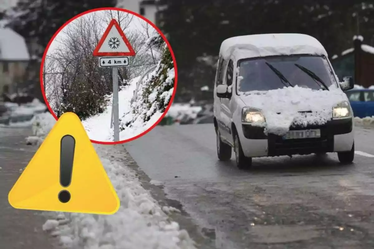 Un vehículo cubierto de nieve circula por una carretera nevada con una señal de advertencia de hielo en el camino.