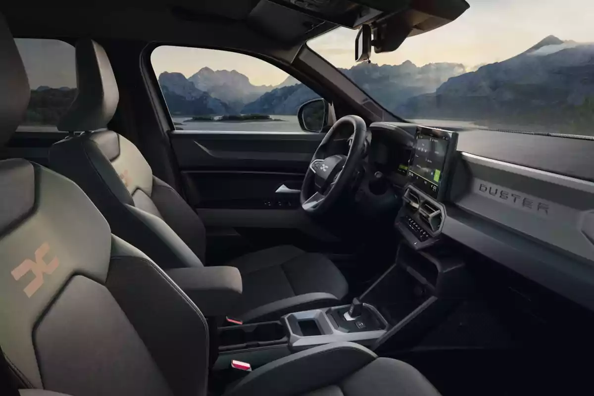 Interior moderno de un automóvil con asientos de diseño, volante multifunción, pantalla táctil en el tablero y vista panorámica de montañas y lago a través de la ventana Interior moderno de un automóvil con asientos de diseño, volante multifunción, pantalla táctil en el tablero y vista panorámica de montañas y lago a través de la ventana