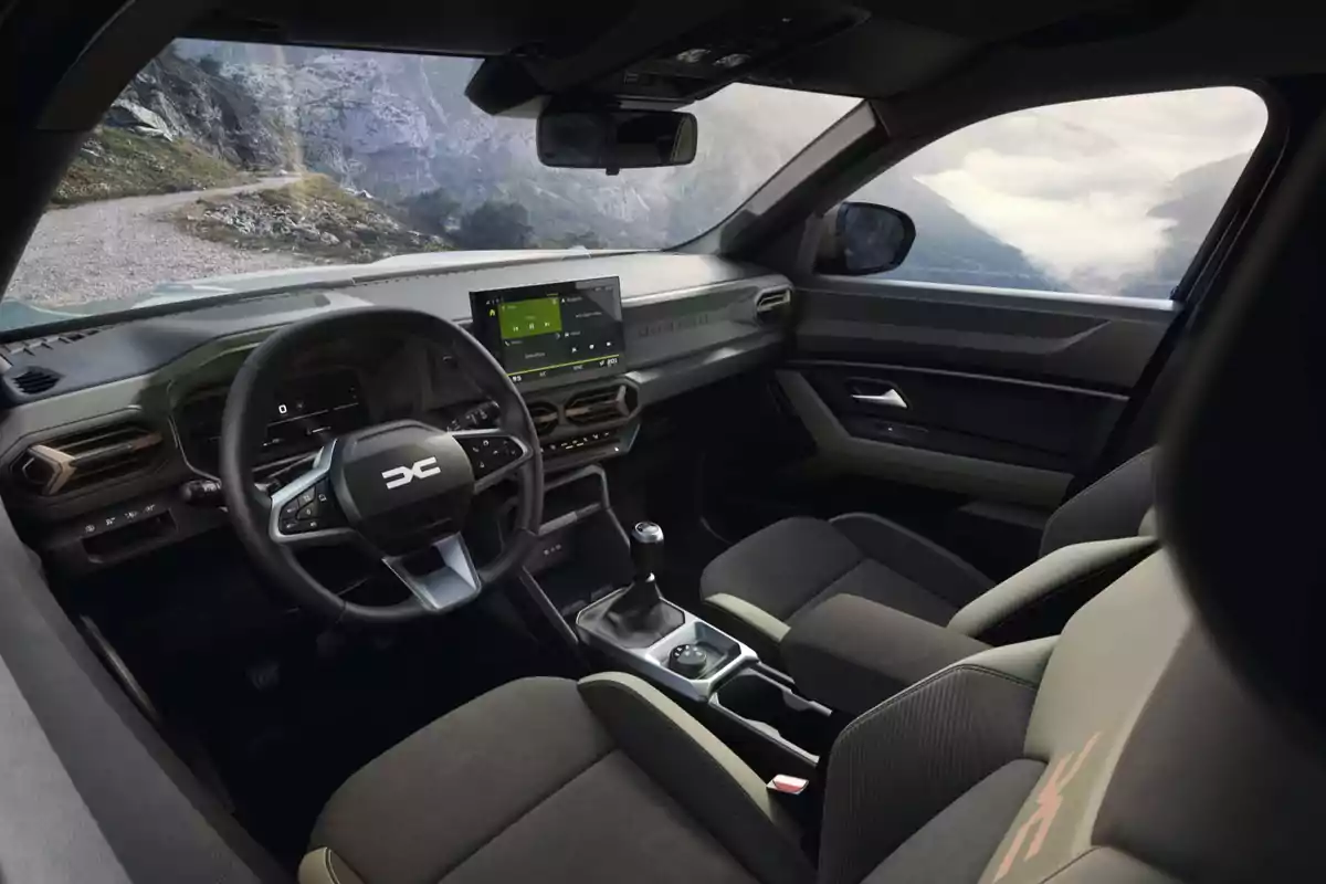 Interior moderno de un vehículo todoterreno con volante multifunción, pantalla táctil central y asientos de tela, con vista a un paisaje montañoso a través de las ventanas Interior moderno de un vehículo todoterreno con volante multifunción, pantalla táctil central y asientos de tela, con vista a un paisaje montañoso a través de las ventanas