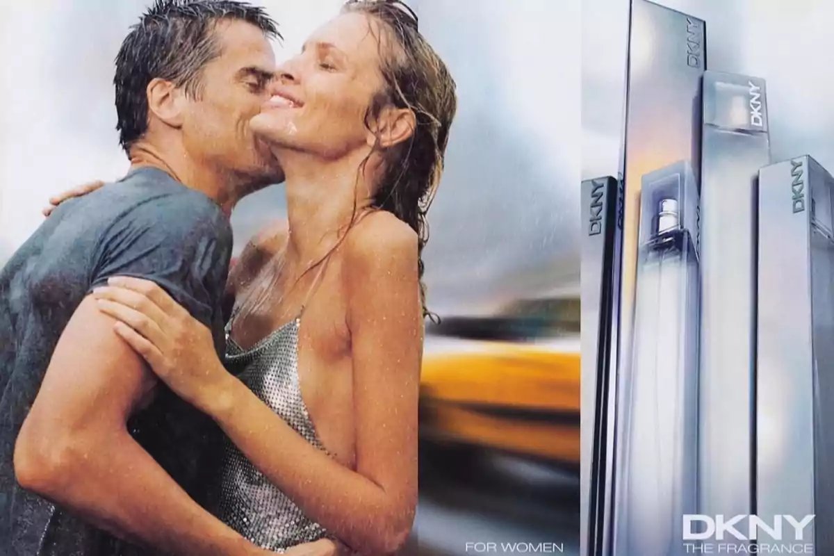 Imagen de una pareja abrazándose bajo la lluvia, con un fondo borroso que sugiere movimiento, junto a una serie de frascos de perfume DKNY, con el texto 