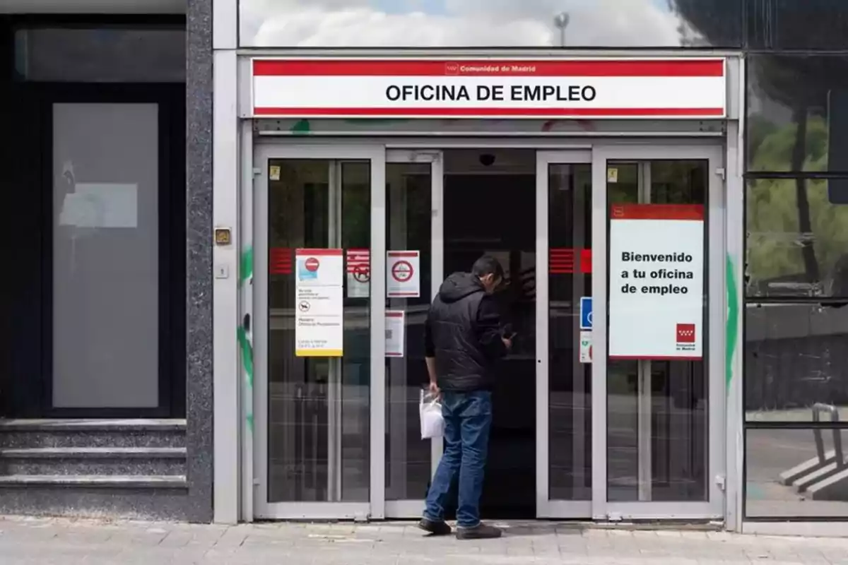 Una persona entrando a una oficina de empleo en Madrid.