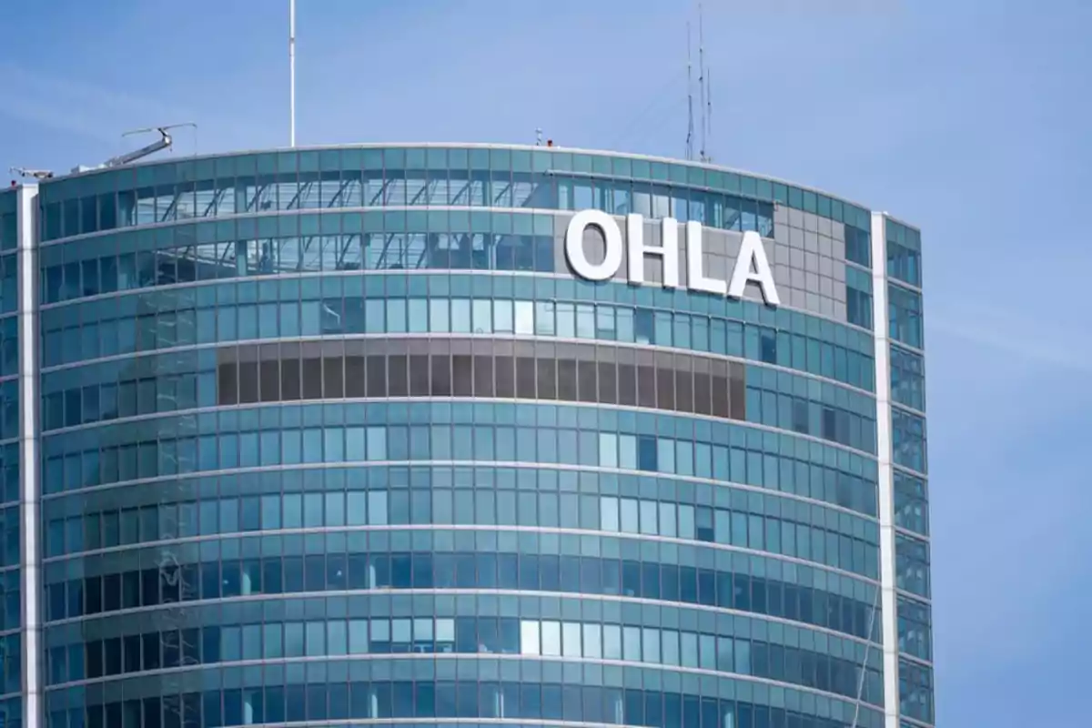 Edificio de oficinas con el logo de OHLA en la parte superior.