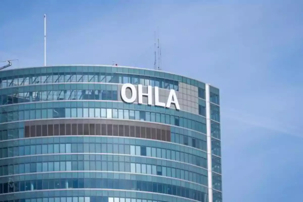 Edificio de oficinas con el logo de OHLA en la parte superior.