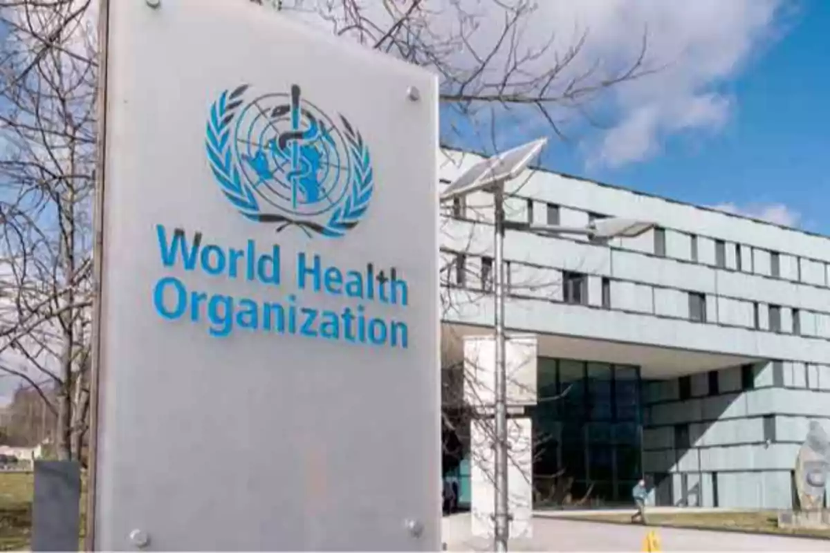 Edificio de la Organización Mundial de la Salud con un cartel que muestra su logotipo y nombre.