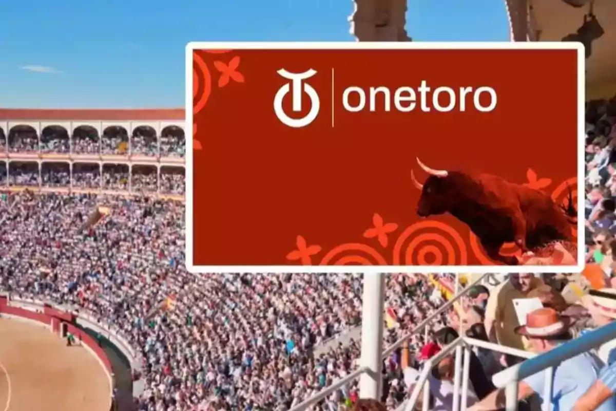 Imagen de una plaza de toros llena de espectadores con un cartel que muestra el logo y el nombre "onetoro" junto a la imagen de un toro sobre un fondo rojo.