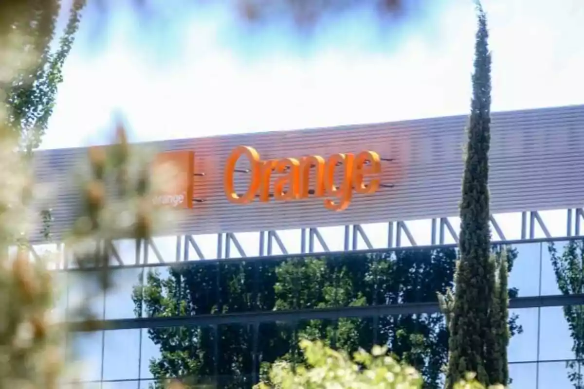 Edificio de oficinas con el logotipo de Orange en la fachada.